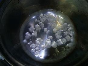 锅子里放半碗水（普通吃饭碗），放冰糖进去，开中火煮，后面糖融化以后就要转小火了