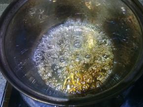 煮到这个状态务必转最小火，以防过度焦化