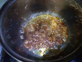 煮成这种焦糖状，马上倒入小半碗开水，注意是开水啊，小心点，会崩的，如果倒冷水崩的更厉害