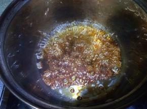 煮成这种焦糖状，马上倒入小半碗开水，注意是开水啊，小心点，会崩的，如果倒冷水崩的更厉害