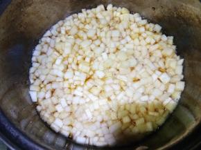 再次煮开后把腌制好的苹果倒进去煮