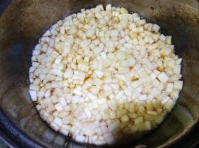 再次煮开后把腌制好的苹果倒进去煮