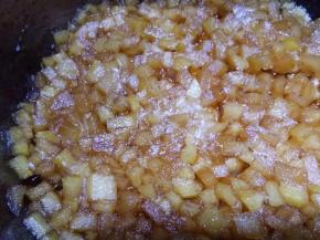 煮啊煮，煮到汤汁浓稠，苹果丁变透明的琥珀色就好了