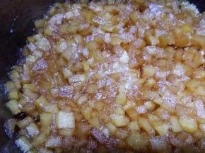 煮啊煮，煮到汤汁浓稠，苹果丁变透明的琥珀色就好了