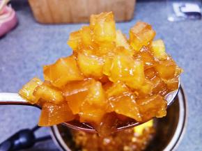 看灯光下的苹果，诱人吧，趁热装入消毒好的玻璃瓶子，盖紧盖子，倒置，等冷却后放冰箱保存，一个月没问题的