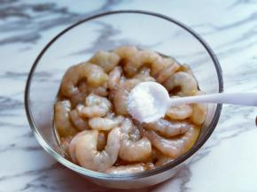 虾仁洗干净放器具中，加入少许盐。