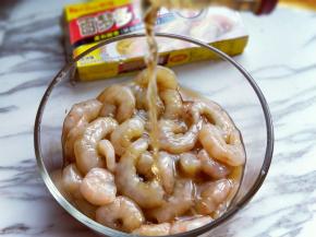 加入料酒，腌制15分钟。