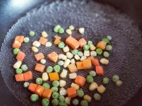 将美国杂粮焯水，锅中加入清水烧开后，加入美国杂粮再次烧开后。