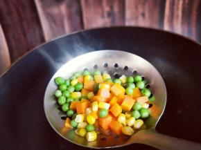 烧开捞出淋干水份。