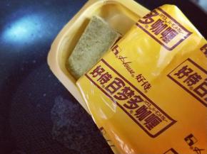 起油锅，加入咖喱块。