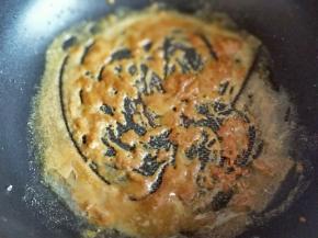 小火将咖喱块融化。