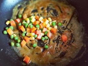 咖喱块融化后加入美国杂粮。