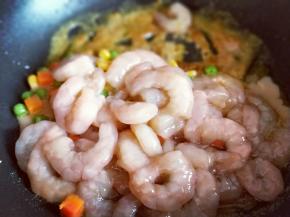 再加入腌制好的虾仁翻炒。