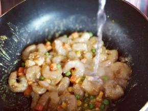 加入少许清水。(不要加太多，一点儿就可以)