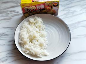 将米饭放入盘子中。