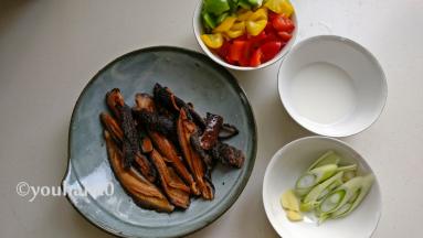 红极参化冻后切大段，准备好葱花、姜片、水淀粉，红黄绿彩椒洗净切小块