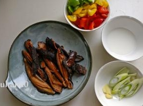 红极参化冻后切大段，准备好葱花、姜片、水淀粉，红黄绿彩椒洗净切小块