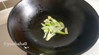 炒锅小火烧至温热时，放入植物油（比平时炒菜稍微多一点），放入葱姜炒出香味
