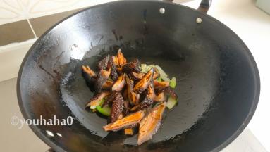 放入红极参快速翻炒