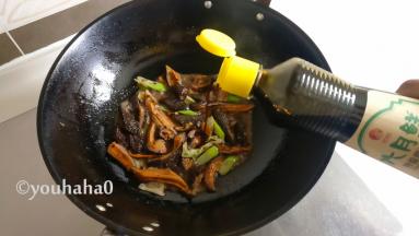 炒至红极参略有收缩时，放入生抽炒匀