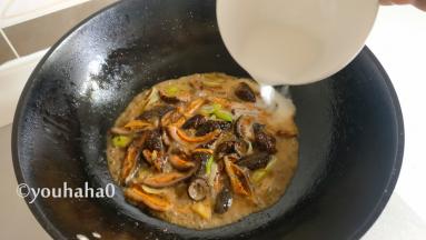 放入适量的水淀粉搅匀