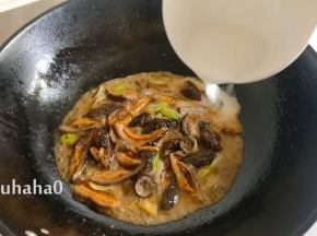 放入适量的水淀粉搅匀