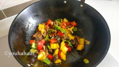 放入彩椒快速翻炒