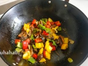 放入彩椒快速翻炒