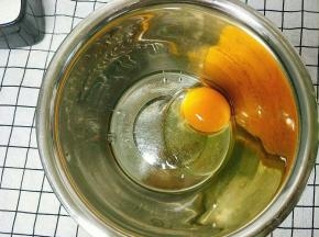 鸡蛋打入料理盆