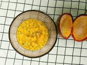 百香果用勺子舀出来