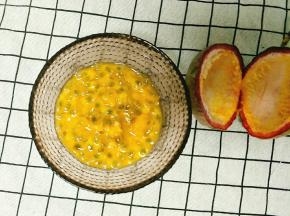 百香果用勺子舀出来