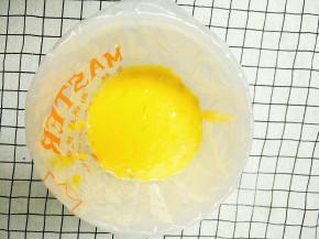 搅拌好的面糊放入裱花袋