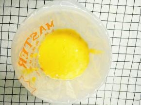 搅拌好的面糊放入裱花袋