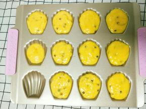 冷藏好的面糊挤入模具