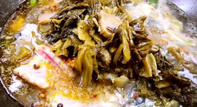 放入泡椒、酸菜大火煮15分钟