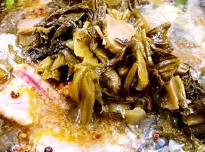 放入泡椒、酸菜大火煮15分钟