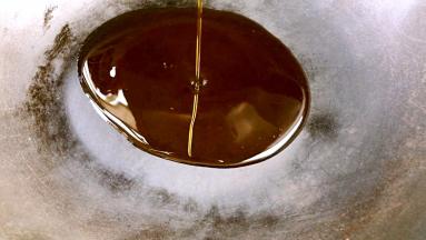 将锅洗净置火上，加入适量油，烧至冒烟