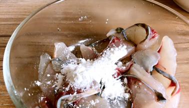 腌制好的鱼肉里加入淀粉拌匀备用