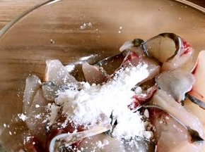腌制好的鱼肉里加入淀粉拌匀备用