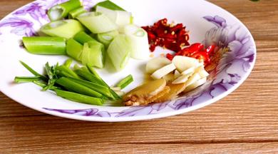 葱洗净切段、蒜去皮切片、姜洗净切片、青蒜叶洗净切片、小米椒和干辣椒切碎备用