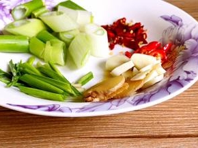 葱洗净切段、蒜去皮切片、姜洗净切片、青蒜叶洗净切片、小米椒和干辣椒切碎备用
