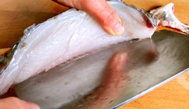 买鱼时叫卖家收拾干净，自己回家洗净后把鱼肉片下来