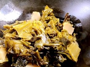 锅置火上不给油，放入酸菜炒香
