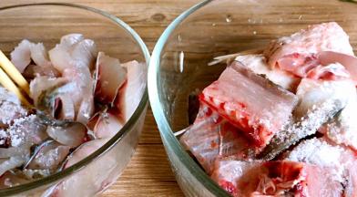 分别加入料酒和盐，拌匀腌制入味