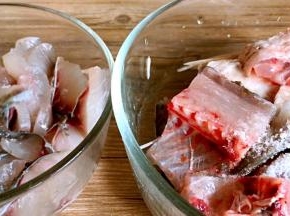 分别加入料酒和盐，拌匀腌制入味
