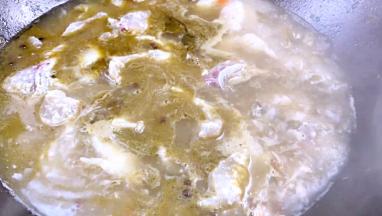 将锅内的汤汁煮沸腾后加入鱼片煮沸腾