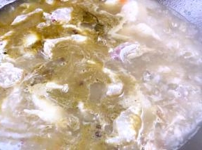 将锅内的汤汁煮沸腾后加入鱼片煮沸腾