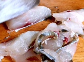 鱼肉切成片