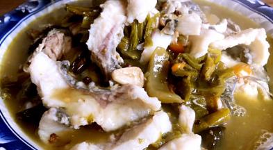 倒入酸菜鱼骨的碗内