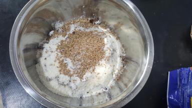 除油和水以外，其他原料放进一个干净的盆里；